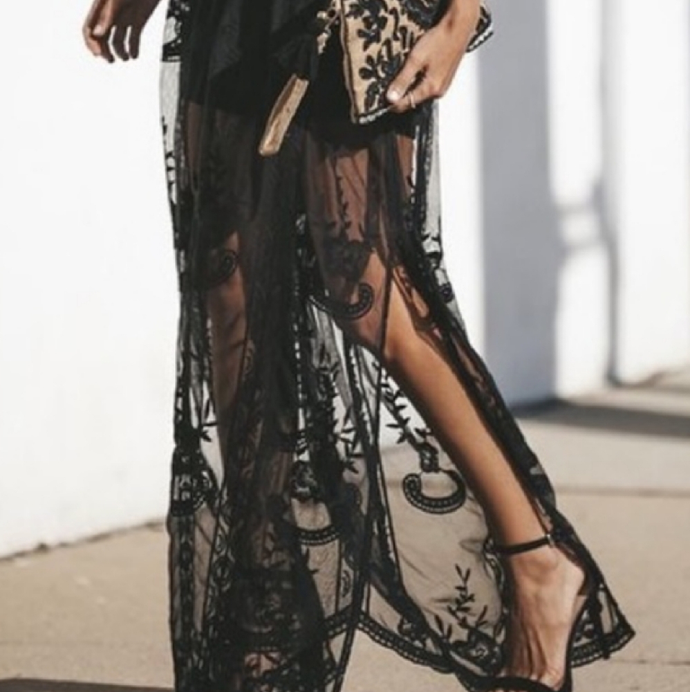 Gorgeous lace low neckline romper dress - Picture 5 of 8